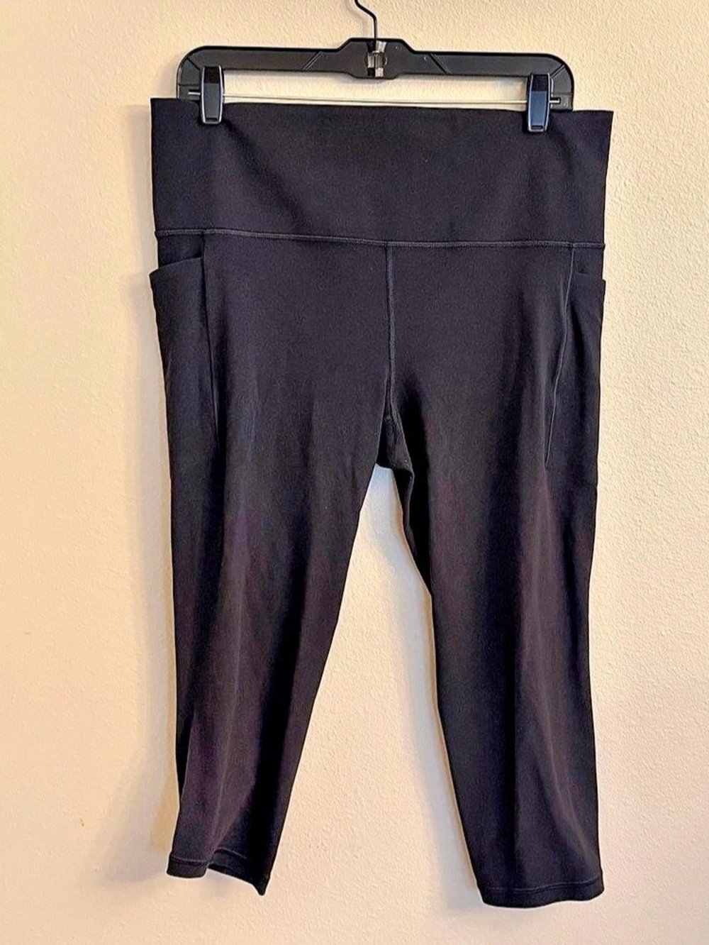 Athleta Salutation Stash Capri Black Capri Leggings Size XL Like New